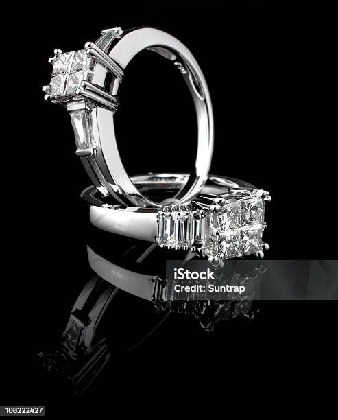 Branco Ouro Alianças De Diamante - Fotografias de stock e mais imagens de Diamante - Diamante, Forma de Diamante, Joias
