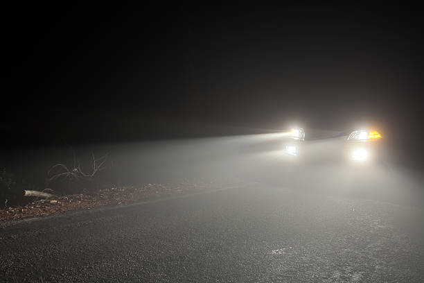 faros del coche en la niebla en automóvil por la noche - driving night car headlight fotografías e imágenes de stock