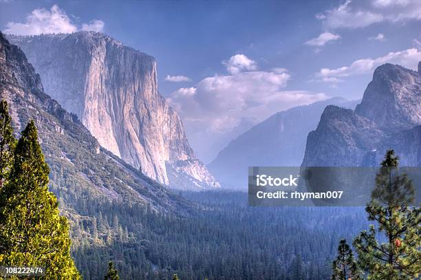 Valle De Yosemite Foto de stock y más banco de imágenes de Acantilado - Acantilado, Aire libre, Belleza