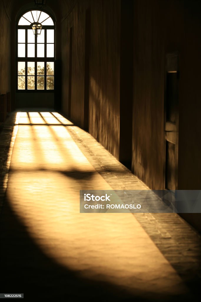 Corridoio con luce solare - Foto stock royalty-free di Ambientazione interna