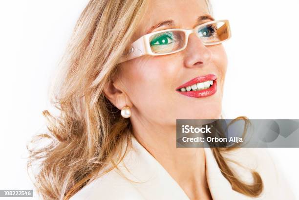 熟年女性を着て眼鏡とパールのイヤリング - 中年の女性のストックフォトや画像を多数ご用意 - 中年の女性, めがね, 優雅