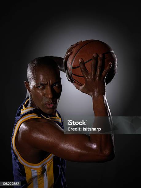 Foto de Jogador De Basquete Com Bola Low Key e mais fotos de stock de Jogador de Basquete - Jogador de Basquete, Bola de Basquete, Fundo preto