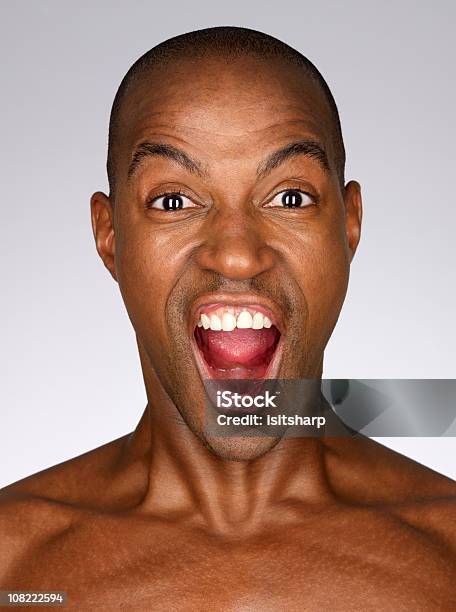 Portret Mężczyzna Krzyczy - zdjęcia stockowe i więcej obrazów 20-24 lata - 20-24 lata, Afroamerykanin, Bez koszulki