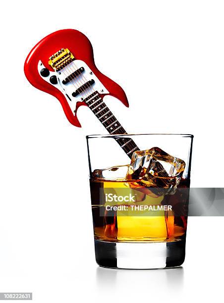 On The Rocksandroll Stockfoto und mehr Bilder von Alkoholisches Getränk - Alkoholisches Getränk, Einfachheit, Eiswürfel