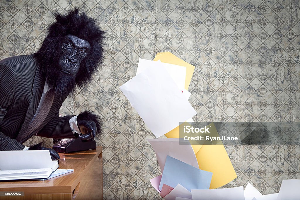 Goryl biznesowe w biurze Rzucanie papierowych - Zbiór zdjęć royalty-free (Biuro)