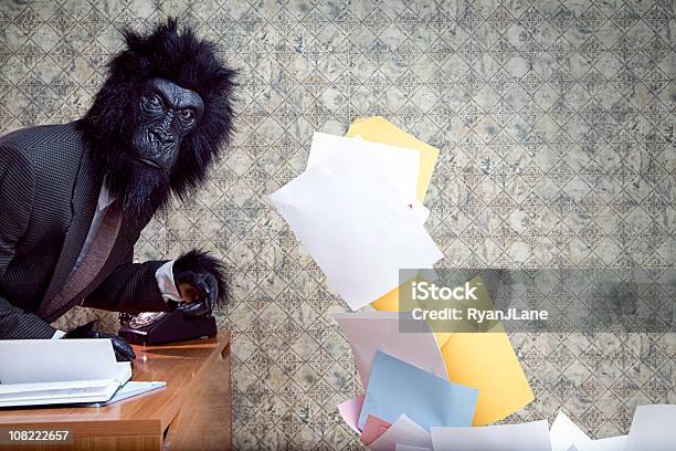 Goryl Biznesowe W Biurze Rzucanie Papierowych - zdjęcia stockowe i więcej obrazów Biuro - Biuro, Humor, Odzyskiwanie i przetwarzanie surowców wtórnych