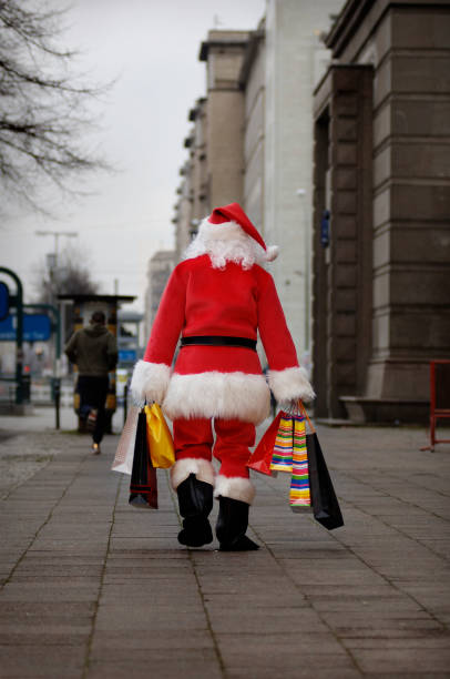 santa finito con lo shopping. - holiday emotional stress christmas santa claus foto e immagini stock