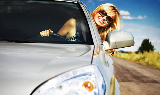 Szczęśliwa kobieta w samochodzie – zdjęcie