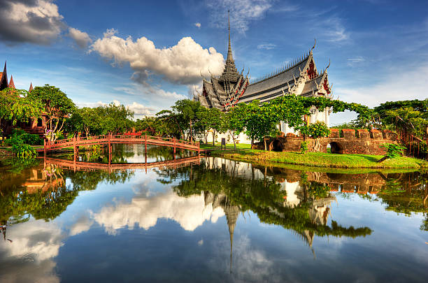 sanphet prasat palácio, com um lago e ponte em frente - sanphet palace - fotografias e filmes do acervo