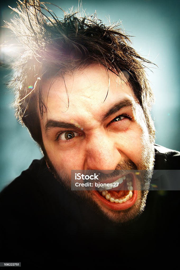 Портрет Angry молодой человек Yelling - Стоковые фото Торчащие волосы роялти-фри