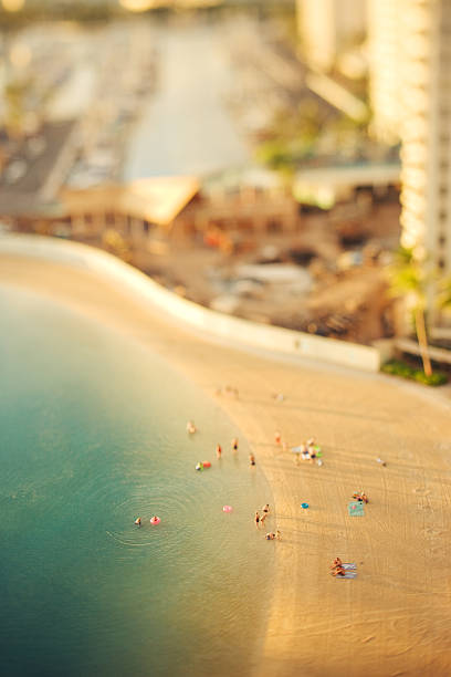 große beach in honolulu, hawaii, tilt-shift-objektiv - tilt shift lens stock-fotos und bilder