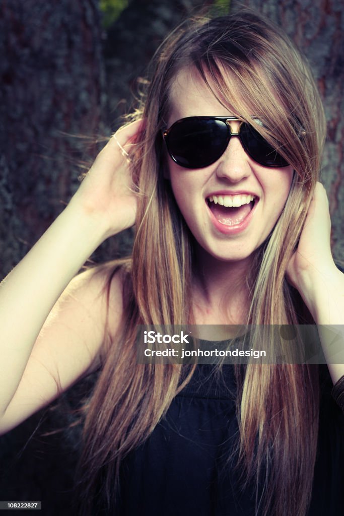 Młoda kobieta w Okulary przeciwsłoneczne i zabawy - Zbiór zdjęć royalty-free (Dorosły)