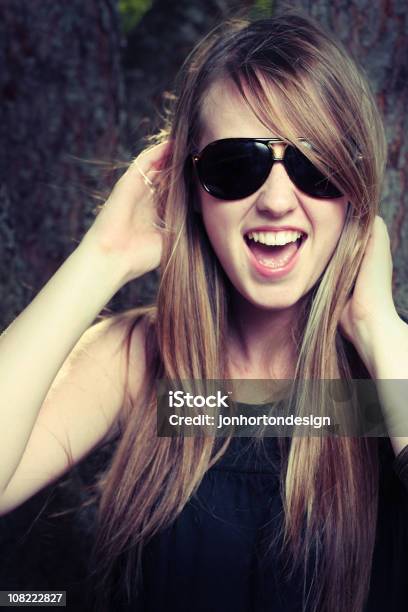 Młoda Kobieta W Okulary Przeciwsłoneczne I Zabawy - zdjęcia stockowe i więcej obrazów Dorosły - Dorosły, Dzień, Długie włosy
