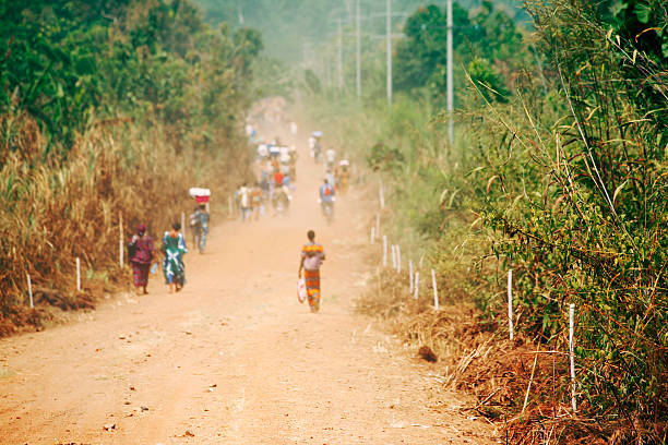 pessoas a caminhar ao longo da rua em áfrica - áfrica ocidental imagens e fotografias de stock