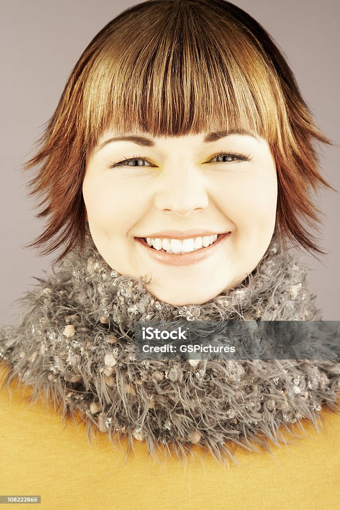 Smilling Portrait de jeune femme portant écharpe douillette - Photo de Cheveux courts libre de droits