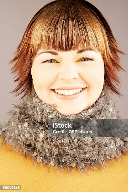 Photo libre de droit de Smilling Portrait De Jeune Femme Portant Écharpe Douillette banque d'images et plus d'images libres de droit de Cheveux courts