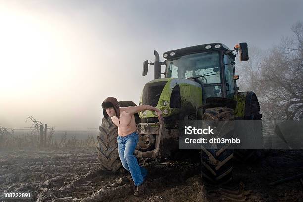 상반신 노출 젊은 남자 견인 트랙터 On 안개 필드 트랙터에 대한 스톡 사진 및 기타 이미지 - 트랙터, 진흙, 농부