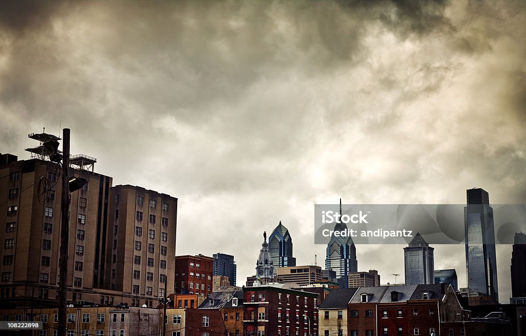 Edificios de Filadelfia perfilados contra el horizonte de casas en un día nublado - Foto de stock de Filadelfia - Pensilvania libre de derechos