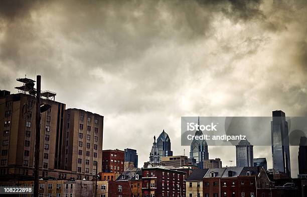 Edificios De Filadelfia Perfilados Contra El Horizonte De Casas En Un Día Nublado Foto de stock y más banco de imágenes de Filadelfia - Pensilvania