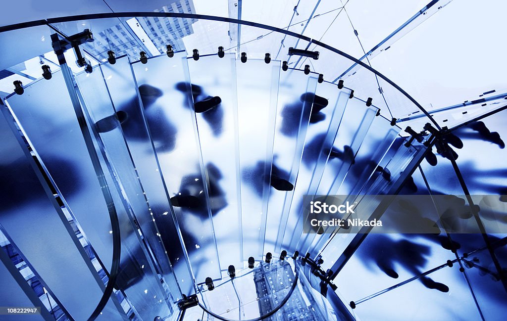 현대적이다 유리컵 계단과 실루엣 사람들이 - 로열티 프리 실내 스톡 사진