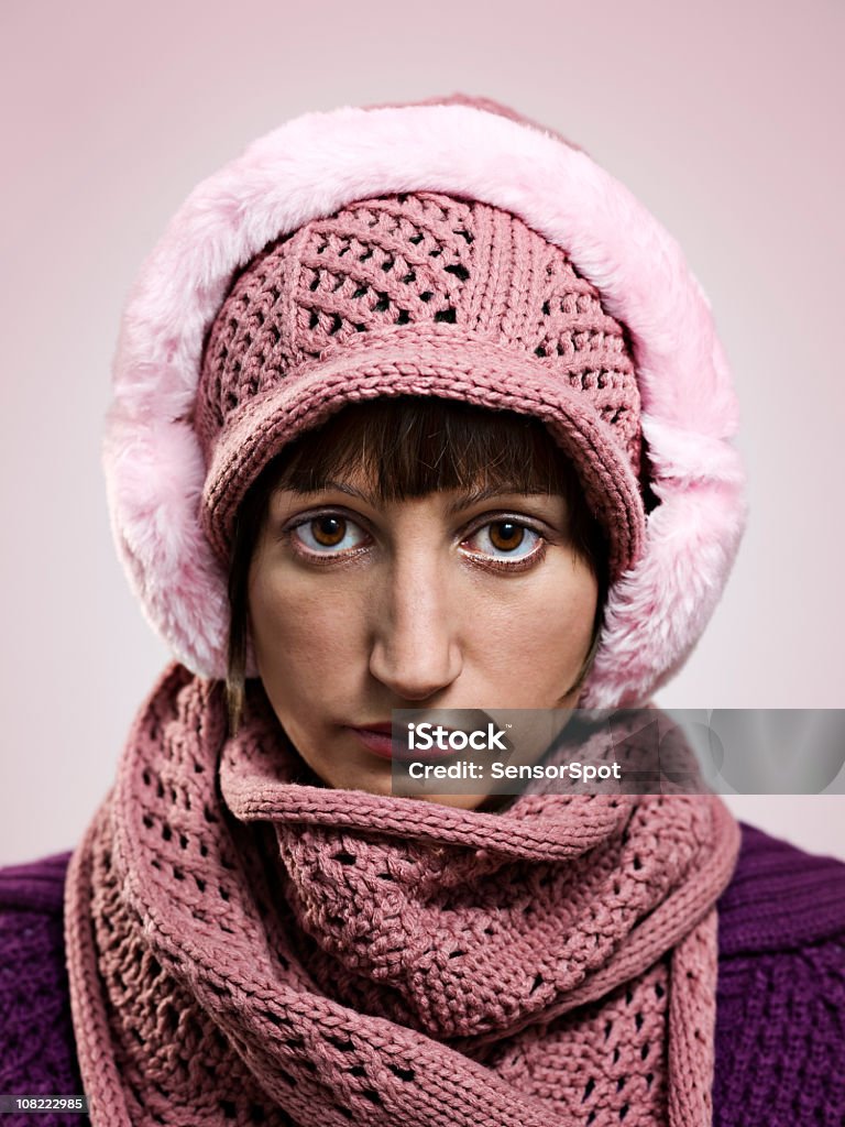 Giovane donna che indossa abbigliamento invernale rosa - Foto stock royalty-free di Espressione assente