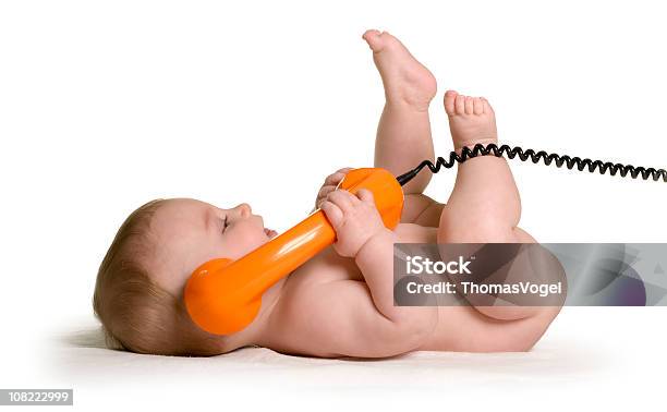 Foto de Bebê No Telefone Telefone Criança Bonito Nu Isolado e mais fotos de stock de Telefone