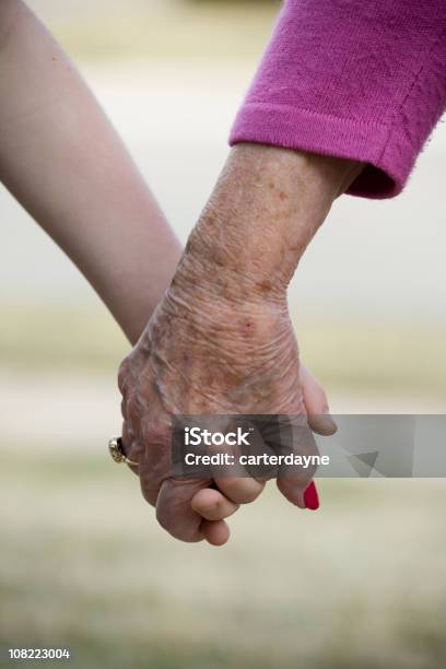 Ritratto Di Nonna E Nipote Con Le Mani - Fotografie stock e altre immagini di Darsi la mano - Darsi la mano, Nonna, Terza età