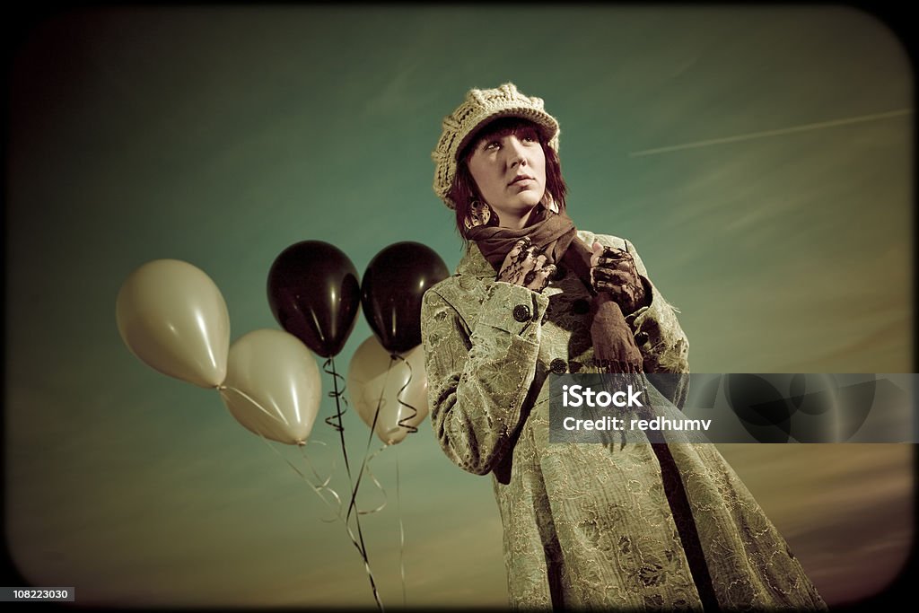 Schöne Frau, die mit Luftballons auf dem Dach - Lizenzfrei Abenddämmerung Stock-Foto