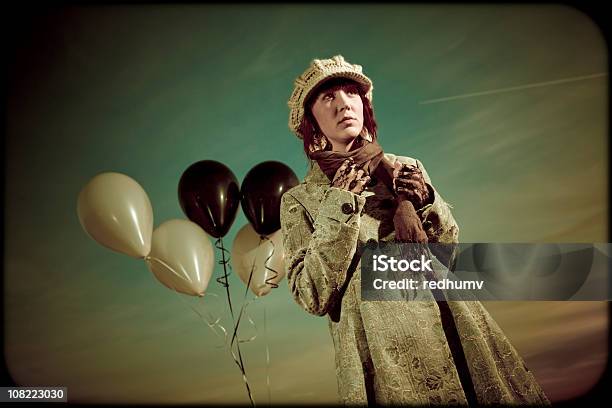 Photo libre de droit de Belle Femme Avec Des Ballons Sur Le Toit banque d'images et plus d'images libres de droit de Adulte - Adulte, Automne, Ballon de baudruche