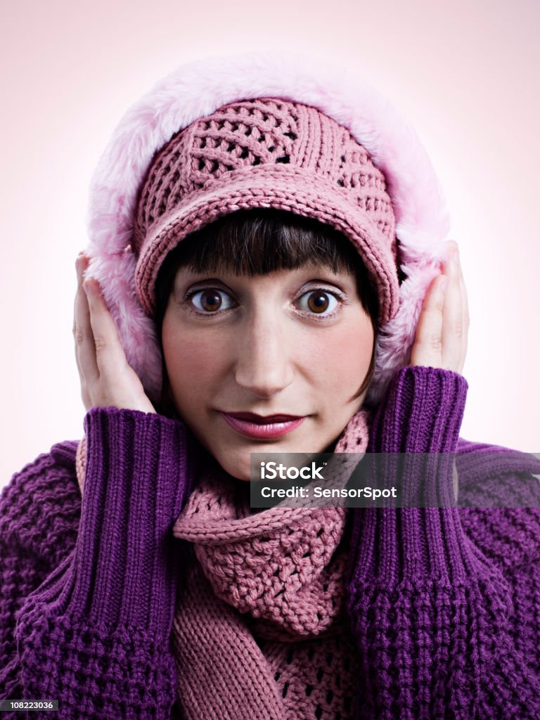Jovem mulher usando chapéu de inverno e aquecedor de orelha - Foto de stock de 20-24 Anos royalty-free