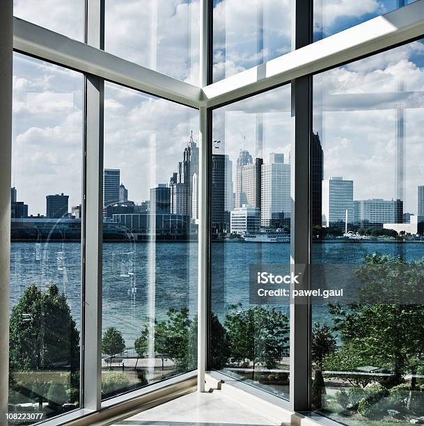 Река Детройт И Вид На Линию Горизонта Из Внутри Здания — стоковые фотографии и другие картинки Детройт - Мичиган