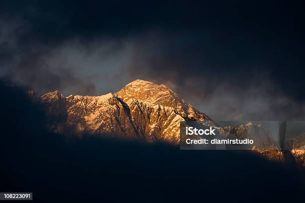 Foto de Retrato Do Monte Everest Por Nuvens Negras e mais fotos de stock de Aspiração - Aspiração, Atividade Recreativa, Aventura
