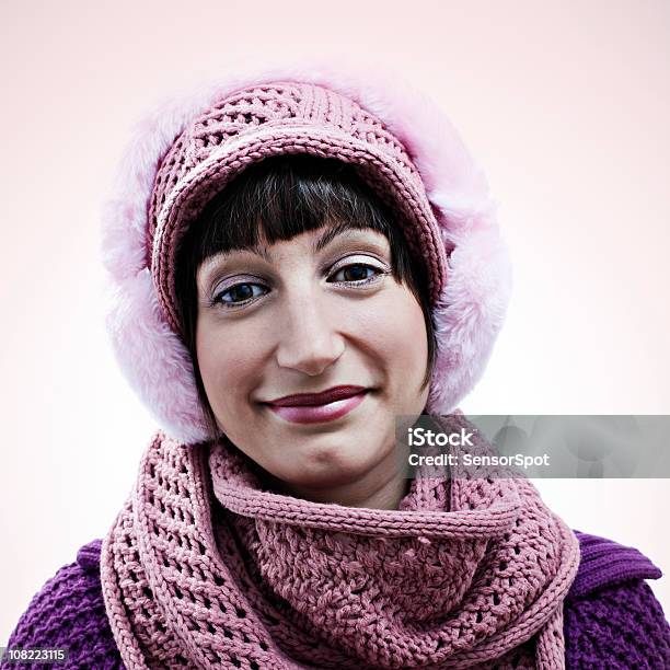 Young Woman Wearing Pink Ropa De Invierno Foto de stock y más banco de imágenes de Bufanda - Bufanda, Lana, Pañuelo de cabeza