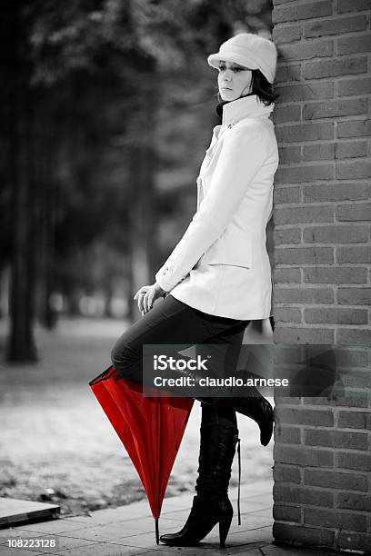 여자 빨간색 파라솔 여자에 대한 스톡 사진 및 기타 이미지 - 여자, 흑백, 고립 색상