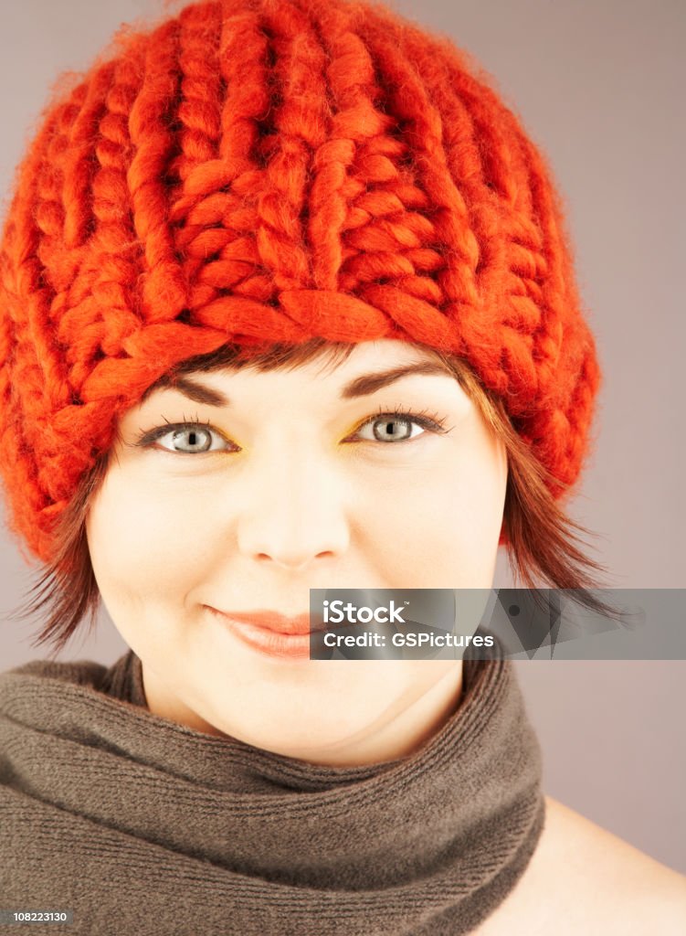 Mujer joven usando sombrero bufanda y de invierno - Foto de stock de Mejilla libre de derechos