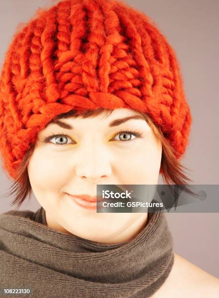 Mujer Joven Usando Sombrero Bufanda Y De Invierno Foto de stock y más banco de imágenes de Mejilla - Mejilla, Piel humana, 20 a 29 años