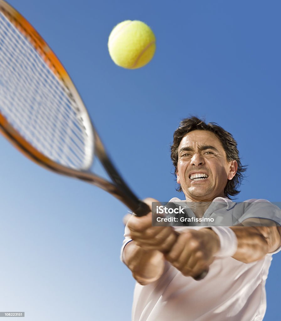 テニス選手ブルースカイを聞きボール - テニスのロイヤリティフリーストックフォト