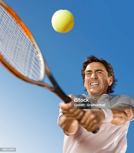 파란 하늘을 테니스 선수 때리기 공 테니스에 대한 스톡 사진 및 기타 이미지 - 테니스, 경쟁, 공-스포츠 장비
