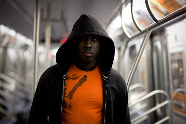 african american man en metro, retrato de la vida de la ciudad, espacio de copia - hooded shirt men macho hood fotografías e imágenes de stock