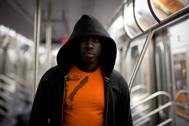 アフリカ系アメリカ人男性に地下鉄、都会生活のポートレート、コピースペース - hooded shirt men macho hood ストックフォトと画像