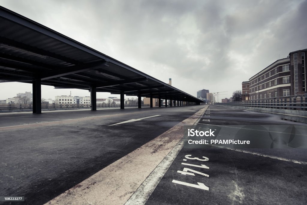 Espacio de estacionamiento sin servicio de valet - Foto de stock de Aparcamiento libre de derechos