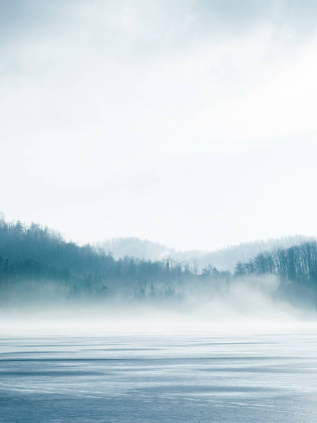 lago no inverno - winter lake snow fog imagens e fotografias de stock