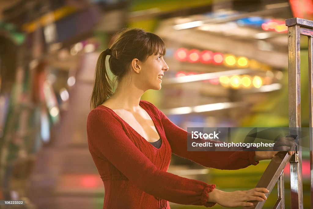 Donna nel parco divertimenti - Foto stock royalty-free di Adulto