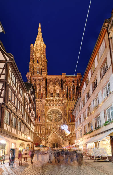 catedral notre dame de estrasburgo con la decoración de navidad en la noche - strasbourg cathedral fotografías e imágenes de stock