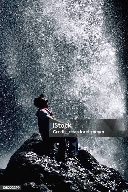 Excursionistas En Un Relajante Cascada De Refrigeración Foto de stock y más banco de imágenes de Adulto