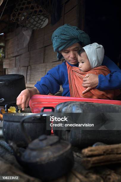 Madre Di Amore - Fotografie stock e altre immagini di Povertà - Povertà, Madre, Accudire