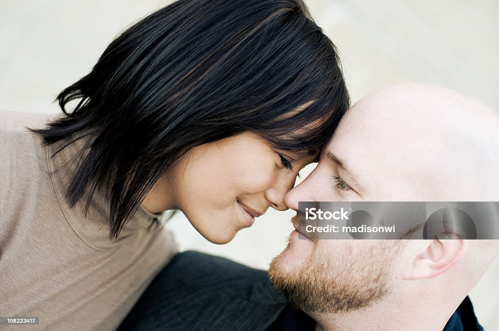 Foto de una pareja mirando a todas las demás ojos - Foto de stock de Adulto libre de derechos