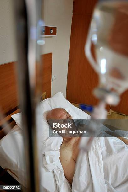 Starszy Mężczyzna - zdjęcia stockowe i więcej obrazów Choroba - Choroba, Leżeć, Szpital