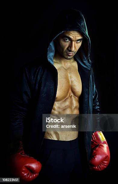 숫나사 Boxer 입고 권투 장갑 및 후드 코트 권투-스포츠에 대한 스톡 사진 및 기타 이미지 - 권투-스포츠, 코트-의복, 검정색 배경