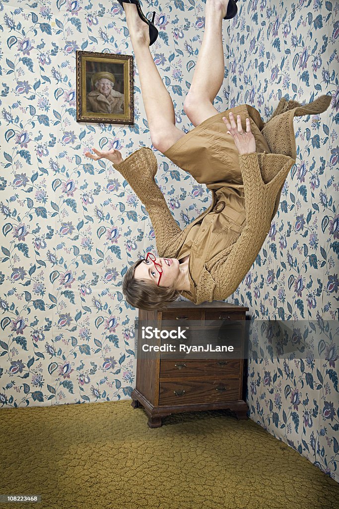 Donna cade da soffitto Vintage del suo soggiorno - Foto stock royalty-free di Donne